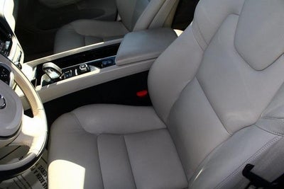 2023 Volvo XC60 Recharge Plug-In Hyb Core Bright Theme