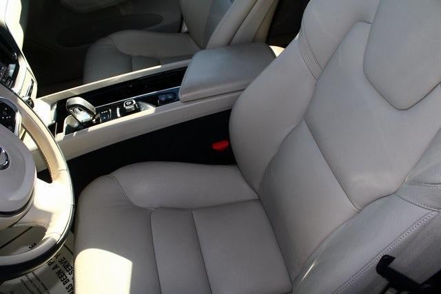 2023 Volvo XC60 Recharge Plug-In Hyb Core Bright Theme