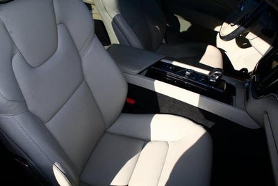 2023 Volvo XC60 Recharge Plug-In Hyb Core Bright Theme